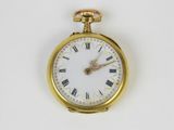 une image d'une montre de poche en or avec des chiffres romains sur le cadran