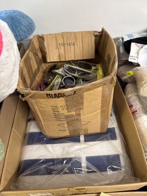 une boîte en carton remplie d'objets divers et d'une peluche