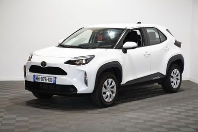 un SUV Toyota C-HR blanc garé sur un sol à damier
