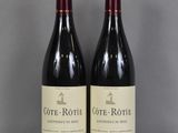 deux bouteilles de vin posées sur une table l'une à côté de l'autre