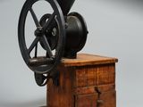 une petite machine posée sur une caisse en bois