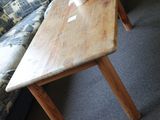 une table en bois sur laquelle est posé un vase, dans un salon