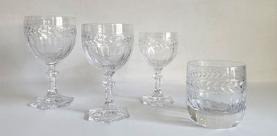 quatre verres à vin posés sur une table, sur fond blanc