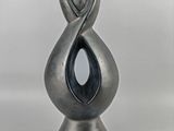 un vase en argent orné d'un motif sinueux