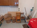 une pièce dans laquelle se trouvent une table, des chaises, un fauteuil et d'autres objets