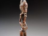 une image représentant une statue en bois d'une femme tenant un bébé dans ses bras