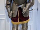 une statue représentant un chevalier en armure