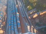 un train qui avance sur les rails dans la forêt