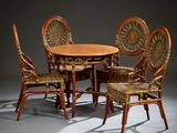 quatre chaises disposées autour d'une table au plateau en bois