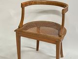 une chaise en bois avec une assise tissée sur fond blanc