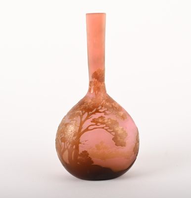 un vase rose orné d'un arbre, posé sur un fond blanc