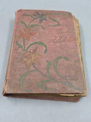 un vieux livre orné d'un motif floral