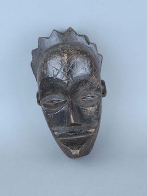 une image représentant une sculpture du visage d'un homme sur une surface blanche