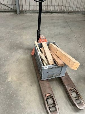 un chariot élévateur avec une palette chargée de bois