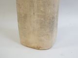 un vase posé sur une surface blanche