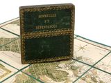 un livre posé sur une carte, sur une table