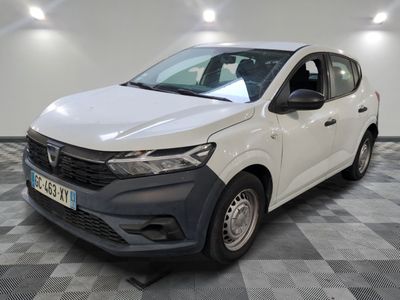 la voiture blanche est garée dans le garage sur un sol en damier