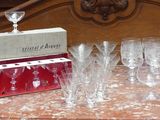 une table sur laquelle se trouvent plusieurs verres à vin et une boîte