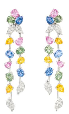 une paire de boucles d'oreilles en saphirs multicolores et diamants