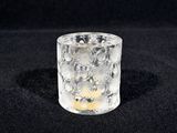 une image représentant un verre transparent orné d'un crâne