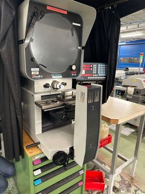 une machine placée au milieu d'une pièce