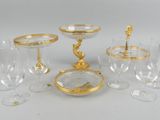 beaucoup d'objets en verre et en or sur la table