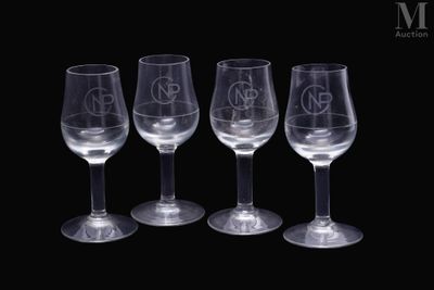 quatre verres à vin vides empilés les uns sur les autres sur une surface noire