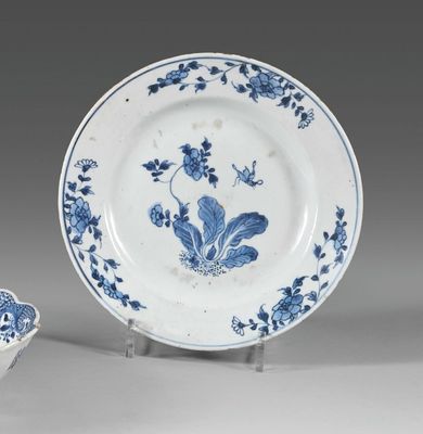 une assiette bleue et blanche ornée d'un motif floral