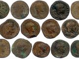 un ensemble de pièces de monnaie romaines antiques sur fond blanc