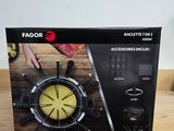 une boîte contenant une horloge, posée sur une table