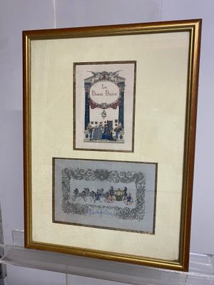 une photo représentant un tableau accroché au mur à côté d'un vase