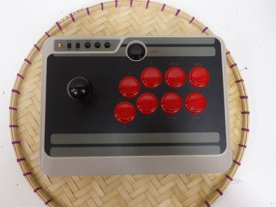 gros plan d'une manette de jeu vidéo sur une table