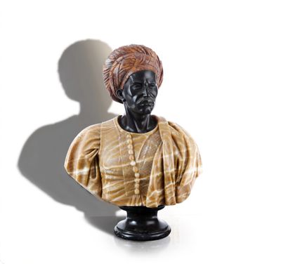 statue d'une femme portant un turban sur la tête