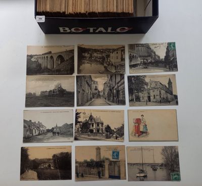 une vieille photo d'un lot de vieilles cartes postales sur une table