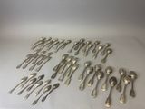 un ensemble de cuillères en argent et de cuillères à soupe posées sur une table