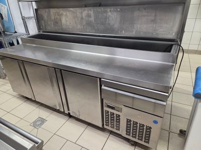 un grand plan de travail en inox équipé de nombreux tiroirs