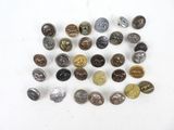 un gros plan sur une pile de boutons posés sur une surface blanche