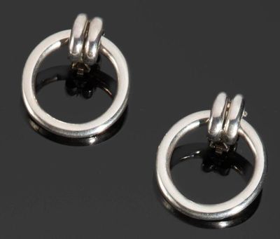 paire de boucles d'oreilles créoles plaquées argent sur fond noir