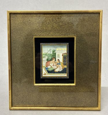 un cadre doré contenant un tableau représentant une femme et deux enfants