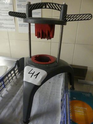 une machine posée sur une table