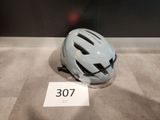 un casque posé par terre à côté d'un panneau