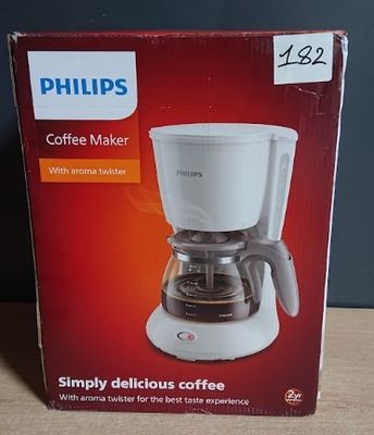 emballage d'une cafetière posée sur une table en bois