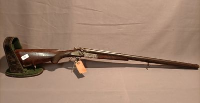 un vieux fusil avec un canon en bois et une poignée en bois