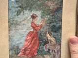 quelqu'un tient une photo d'une femme en robe rouge