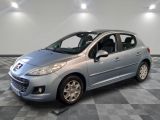 la petite voiture argentée est garée dans le garage sur un sol en damier