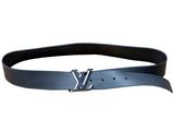 un gros plan d'une ceinture sur fond blanc