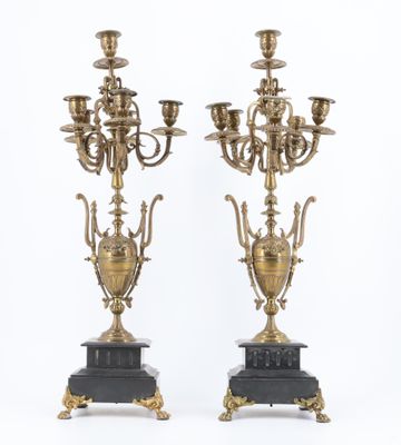 paire de candélabres anciens en laiton avec des socles en marbre noir