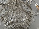 un lustre suspendu au plafond d'une pièce
