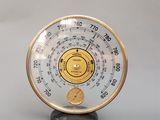une horloge posée sur une table