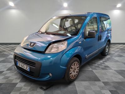 la photo d'une petite camionnette bleue garée dans un garage